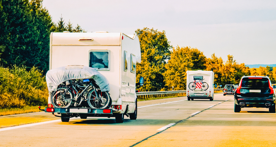 camper met elektrische vouwfietsen achterop