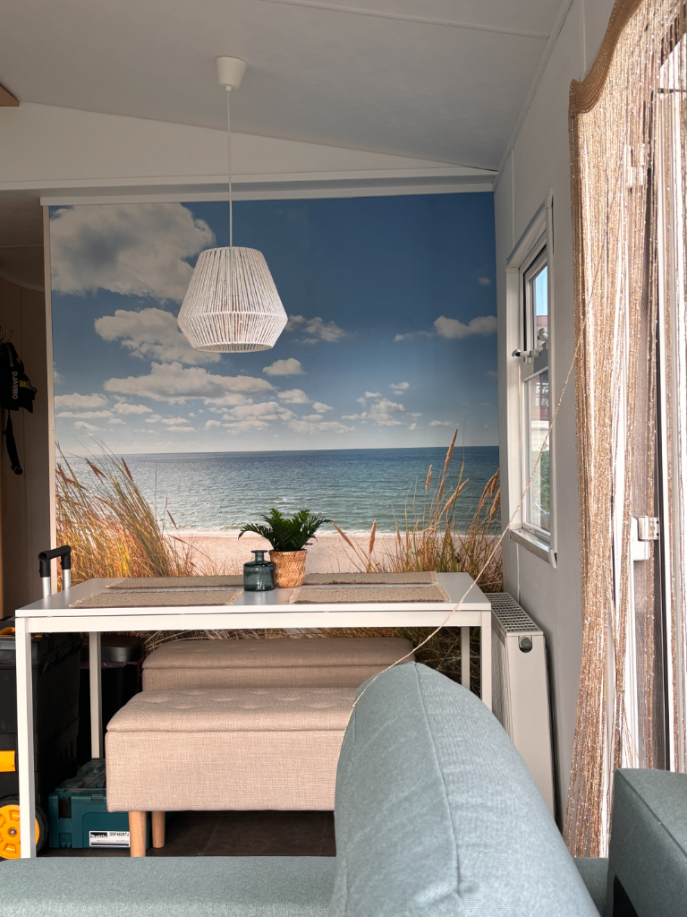 Nieuwe eethoek met strand fotobehang en bankjes in beachy stijl