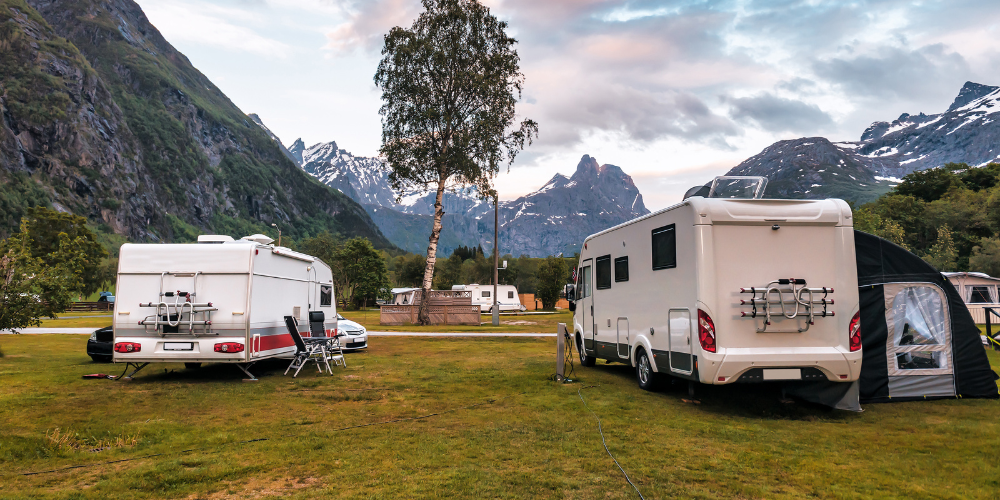 camping met camper en caravan, met uitzicht op bergen. overwinteren in spanje met de camper of caravan