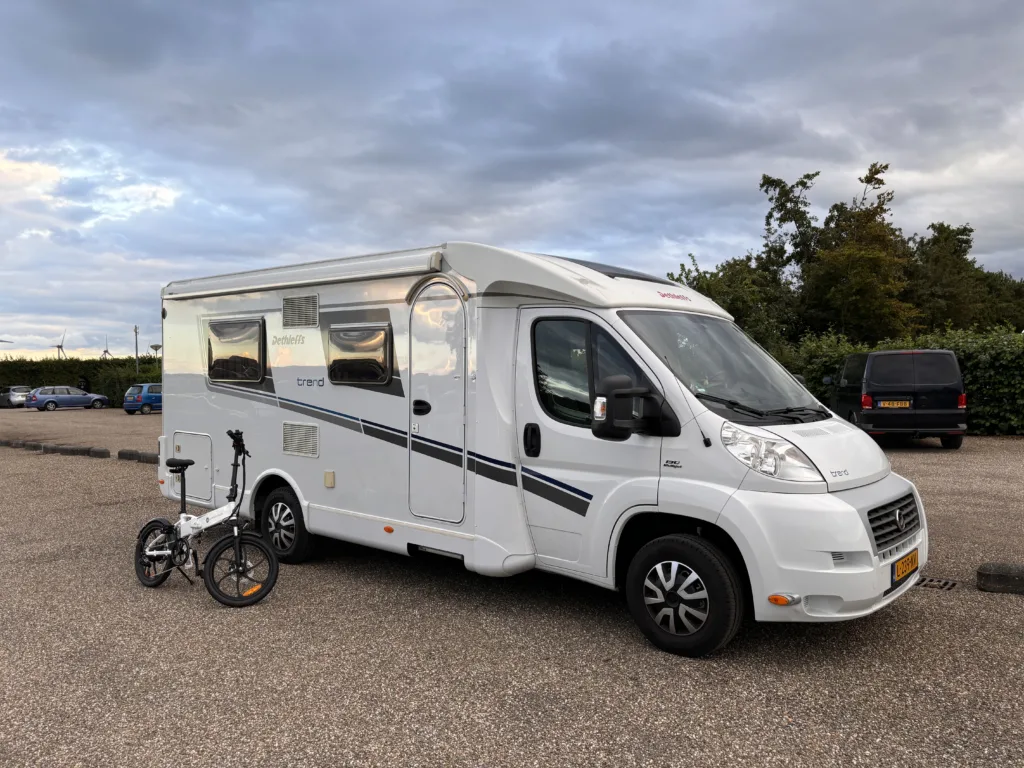 elektrische vouwfiets die we hebben gekocht voor de camper