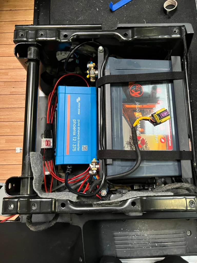 accu en omvormer onder stoel camper